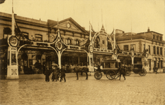 221844 Gezicht op het versierde Centraal Station (Stationsplein) te Utrecht, onderdeel van de festiviteiten bij het 55e ...